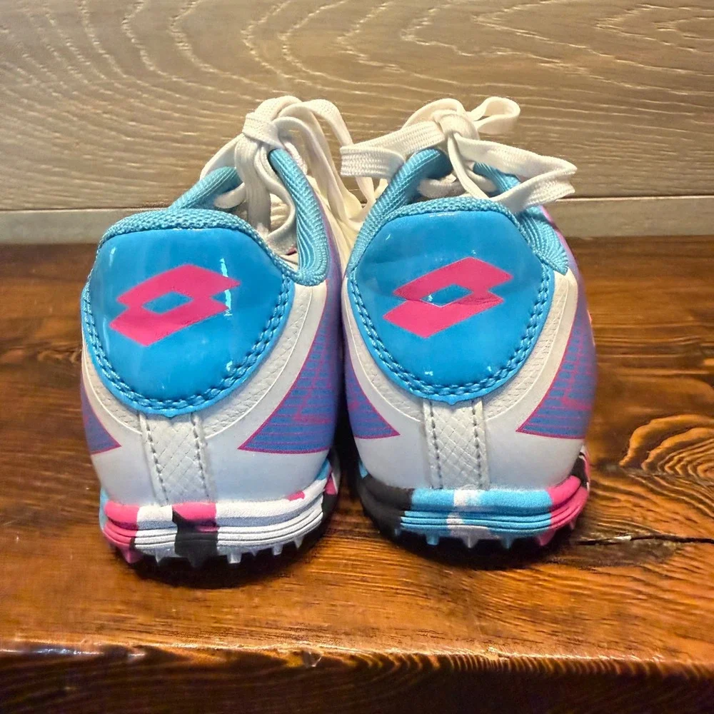 Lotto Roma 500 Youth 1.5 Turf Cleats White Blue Pink Camo Sole LOTTO24YTF-WHT